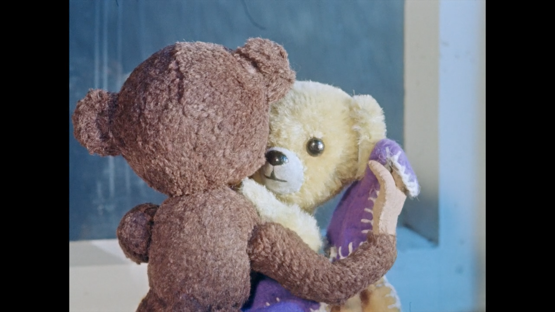 Der Affe trocknet Teddy mit einer Decke ab.