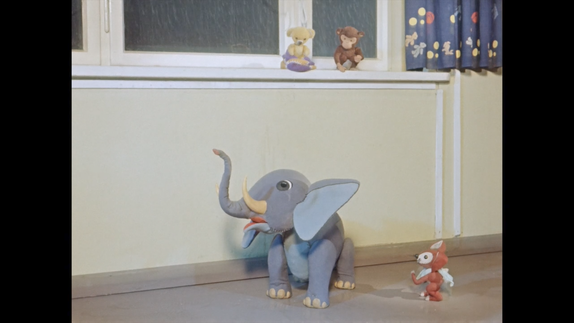 Der Elefant hat eine Idee, waehrend Hase danebensteht.