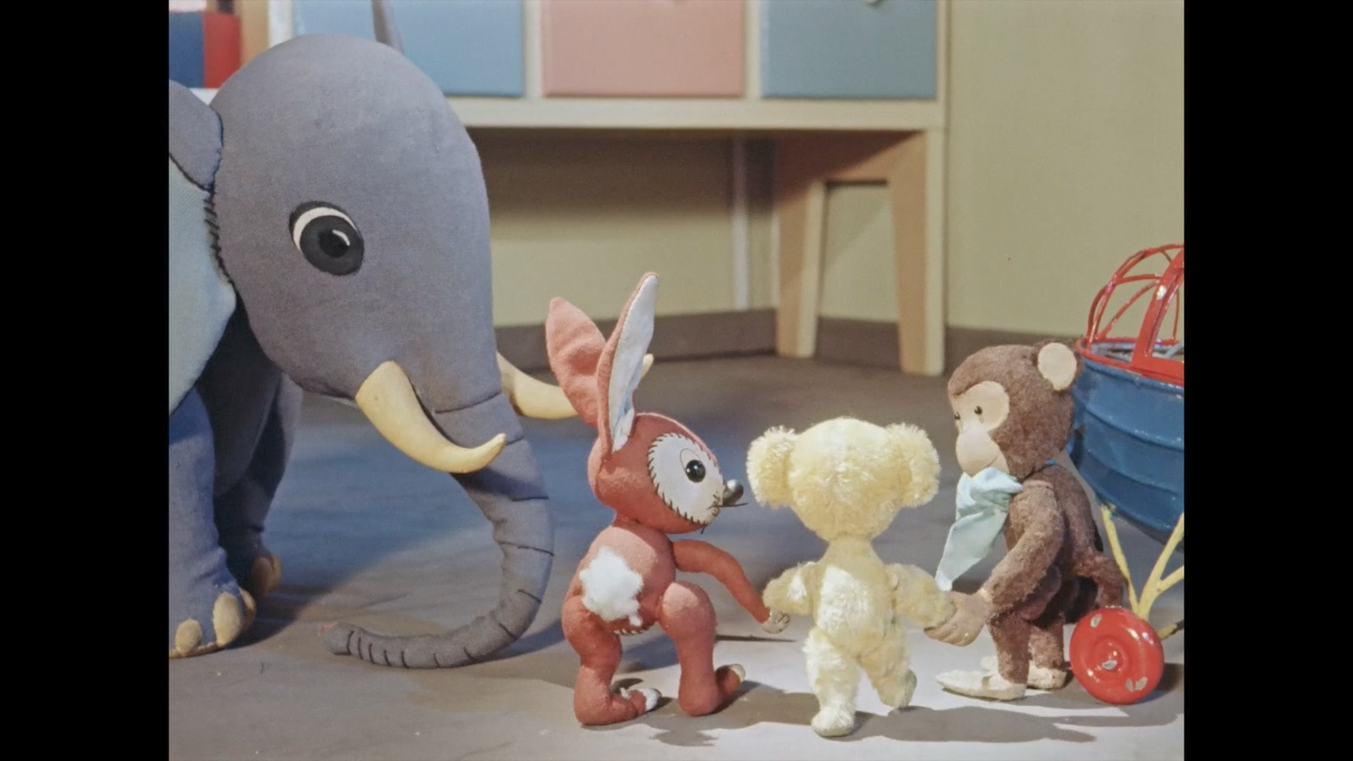 Elefant, Hase, Teddy und Affe stehen gemeinsam bei der Rettungsszene.
